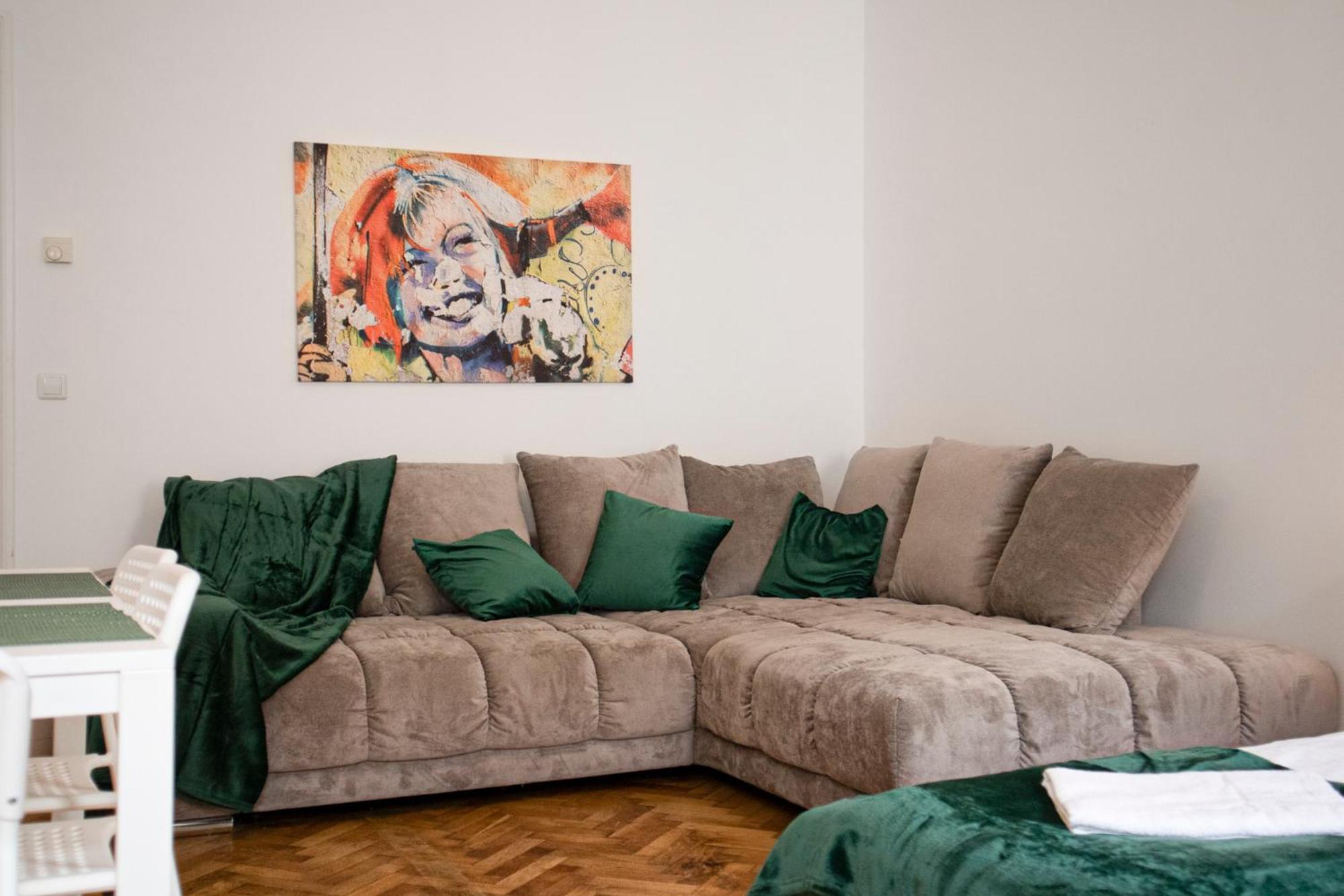 Prime Location & Peaceful Shared 2 Bedroom With Backyard Apartment Wien